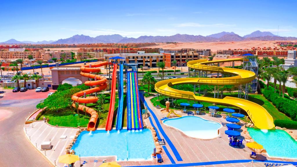 Pickalbatros Royal Moderna Sharm "Aqua Park" في شرم الشيخ: حديقة مائية كبيرة مع زحليقة مائية