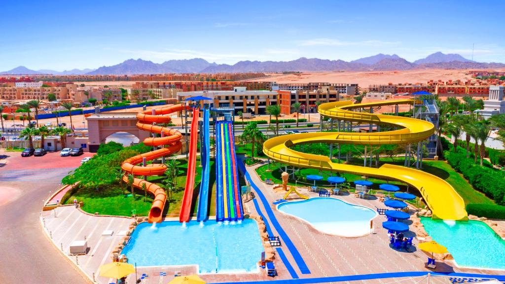 een groot waterpark met een waterglijbaan bij Pickalbatros Royal Moderna Sharm "Aqua Park" in Sharm El Sheikh