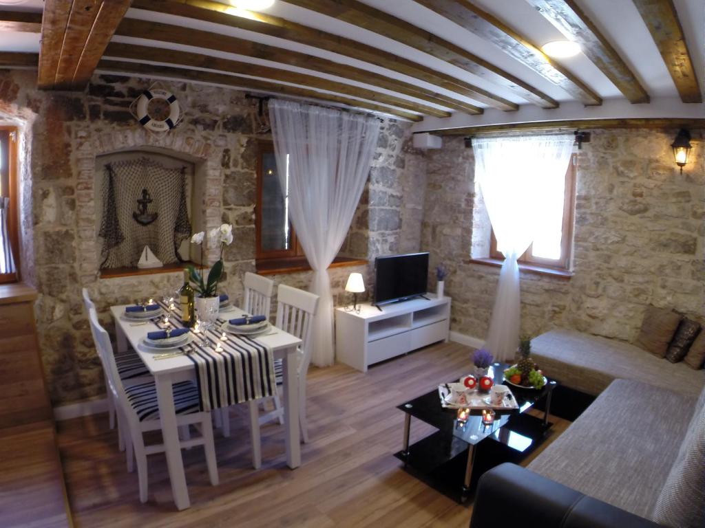 uma sala de estar com uma mesa e um sofá em Porta Aurea em Split