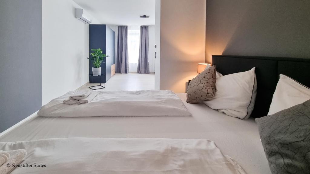 een slaapkamer met een groot wit bed en een hal bij St. Antoni Suite 3 in Eisenstadt