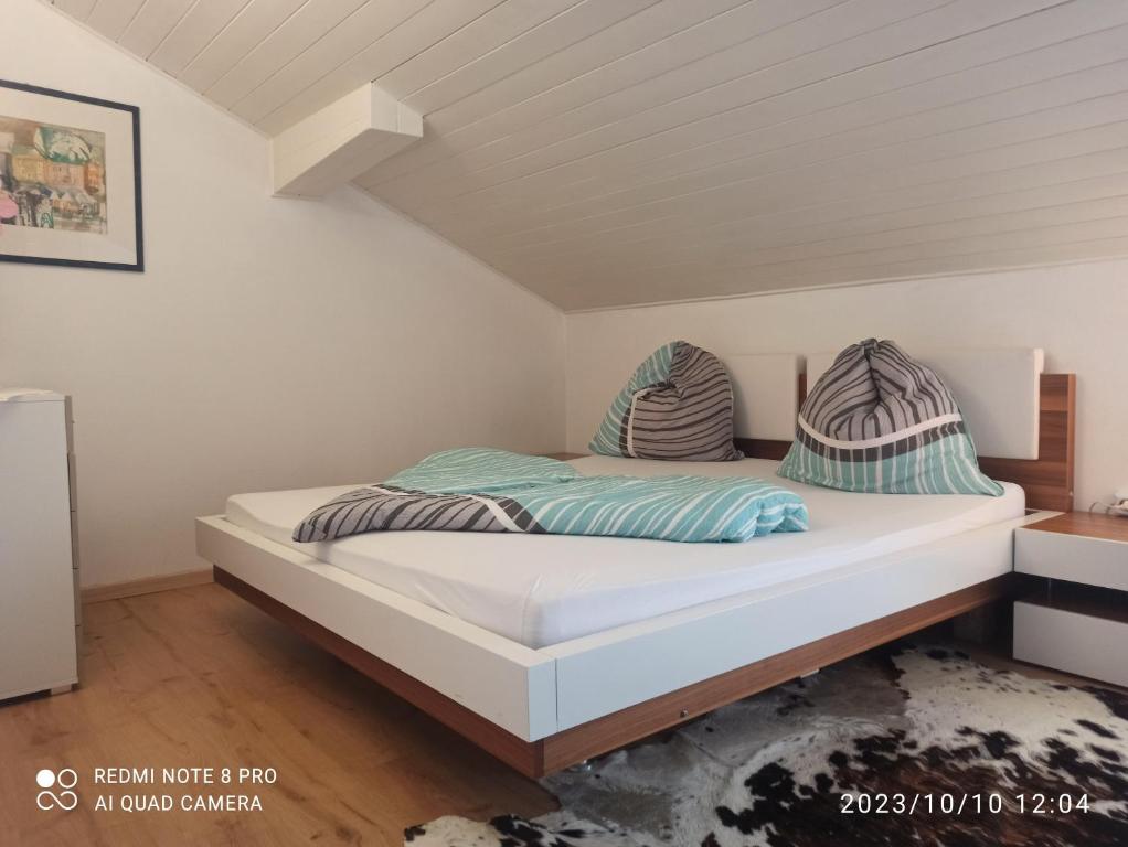 um quarto com uma cama num sótão em Apartement Jörg em Lana