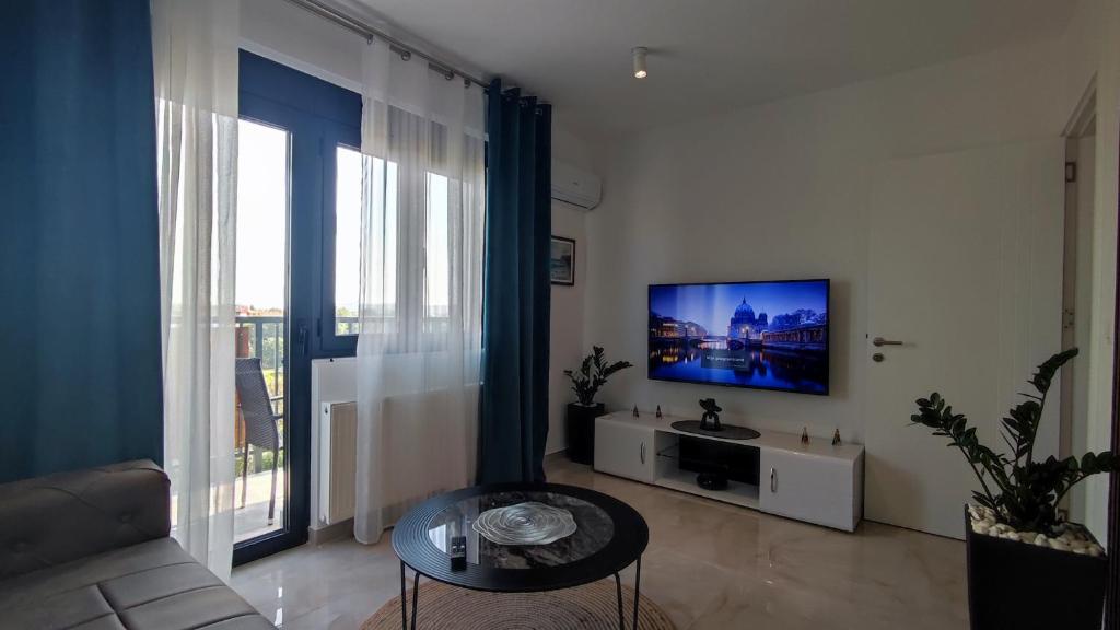 TV a/nebo společenská místnost v ubytování Lux Apartman Crnjanski IV, Jagodina