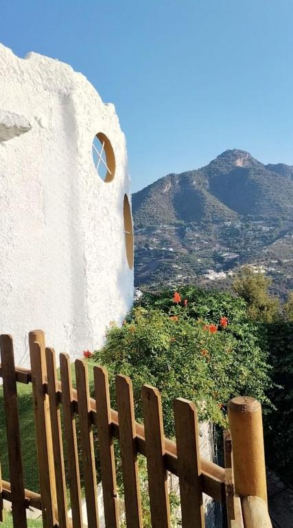 Vista general de una montaña o vista desde the country house 