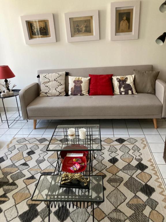 a living room with a couch and a table at Au nom de la rose, beau 3 pièces en centre-ville in Provins