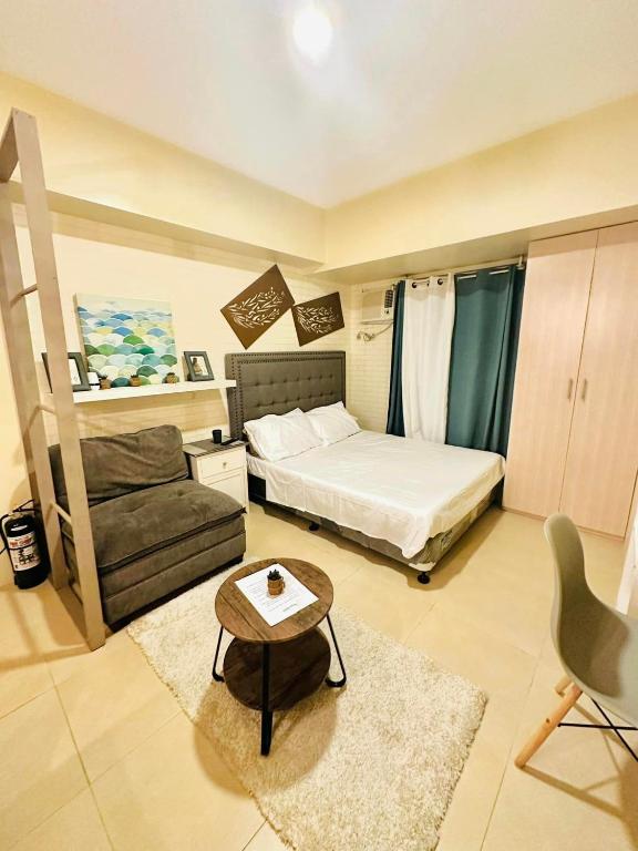 1 dormitorio con cama, sofá y mesa en Avida Riala Tower 1, 2nd Floor en Cebú
