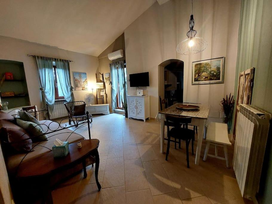 uma sala de estar com um sofá e uma mesa em Il Nido sull'Arno em Figline Valdarno