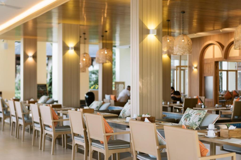 Ein Restaurant oder anderes Speiselokal in der Unterkunft Apsara Beachfront Resort & Villa - SHA Extra Plus 