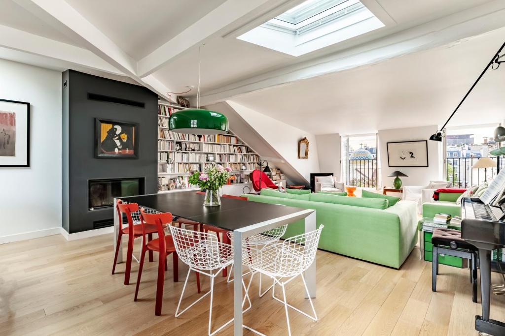 un salon avec une table et des chaises dans l'établissement Veeve - Montparnasse Medley, à Paris