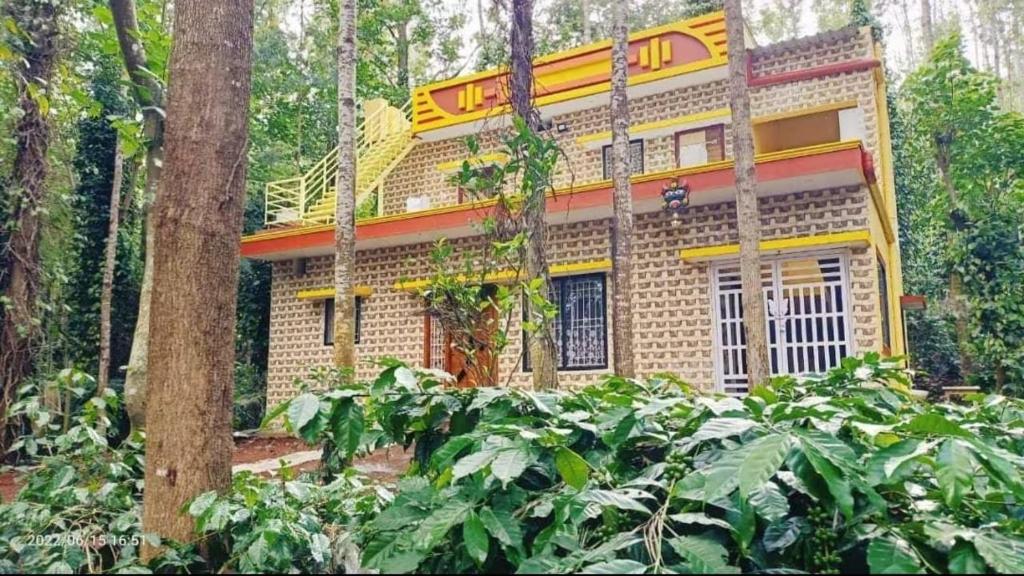 budynek w środku lasu w obiekcie SP cottage&home stay w mieście Yercaud