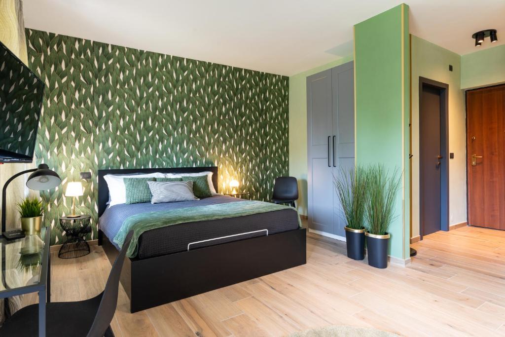 um quarto com uma cama e uma parede verde em Villaggio Ippico - bambnb em Stupinigi