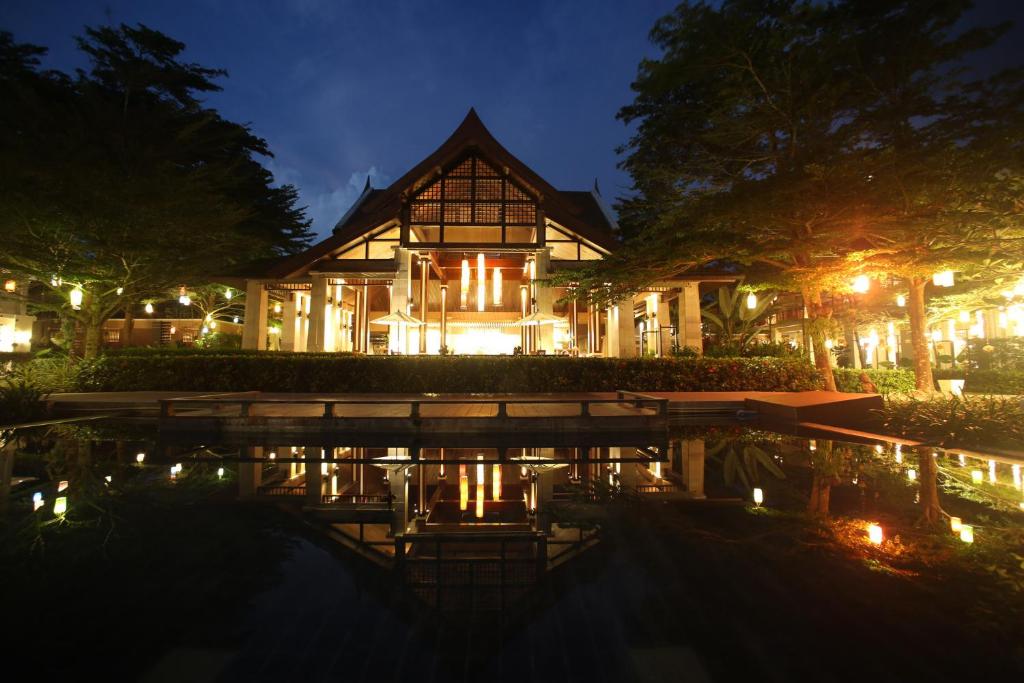 Ein Garten an der Unterkunft Apsara Beachfront Resort & Villa - SHA Extra Plus