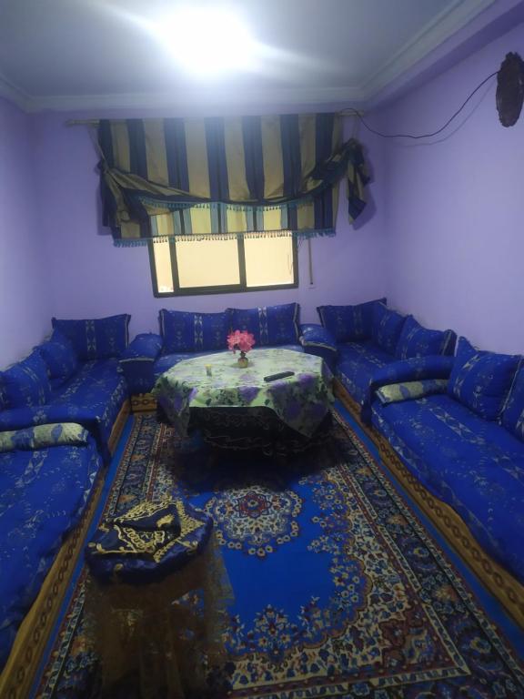 Sala de estar azul con sofá y mesa en Tanger tanger tanja, en Tánger