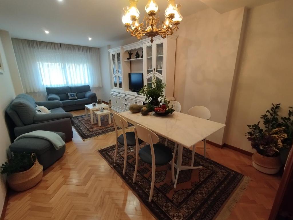sala de estar con mesa y sofá en PISO MANCE, en Allariz