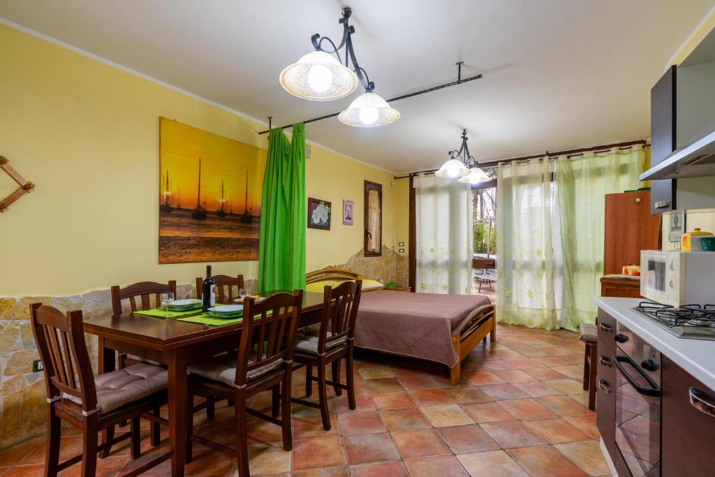 - une cuisine et une salle à manger avec une table et des chaises dans l'établissement Casa dei Delfini, à Galatone