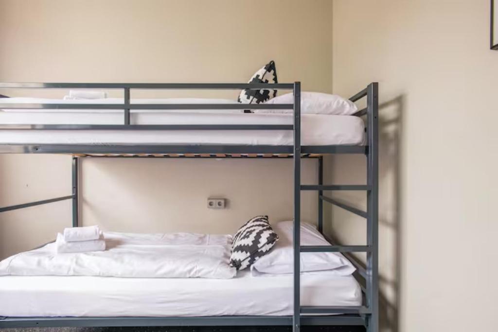 Postel nebo postele na pokoji v ubytování WALLYARD Stay
