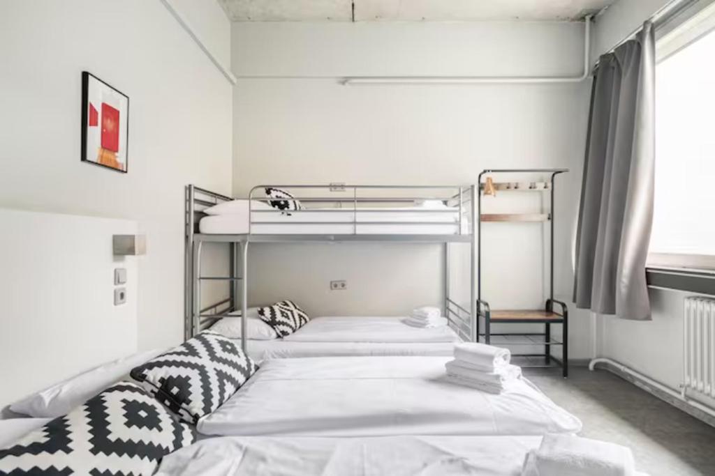 Postel nebo postele na pokoji v ubytování WALLYARD Stay