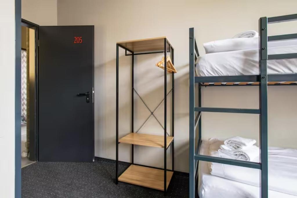Postel nebo postele na pokoji v ubytování WALLYARD Stay