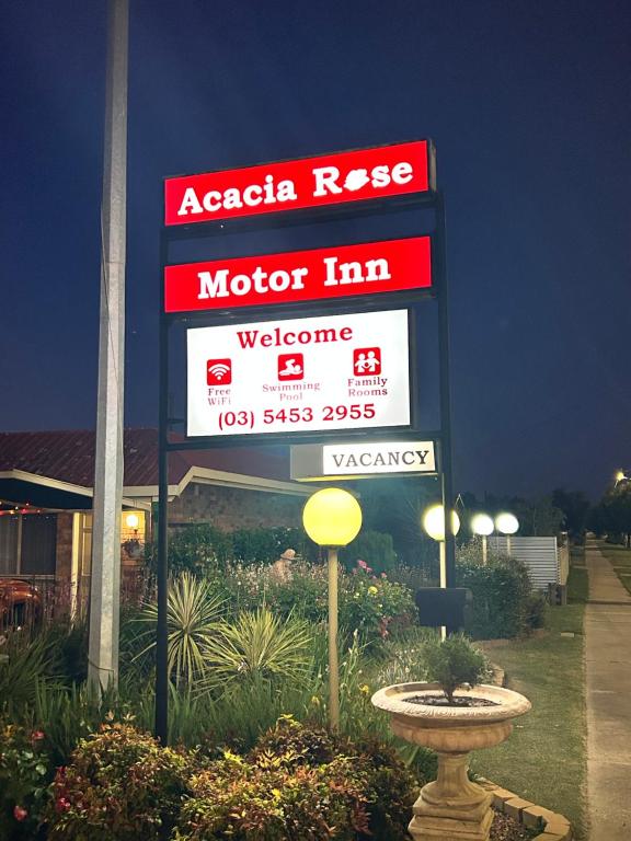 ein Schild für ein Motorgasthaus vor einem Geschäft in der Unterkunft Acacia Rose Motor Inn in Barham