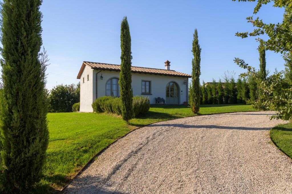 La CroceにあるHouse in the heart of Tuscany with A/C and pool!の木々のある別荘に続く道