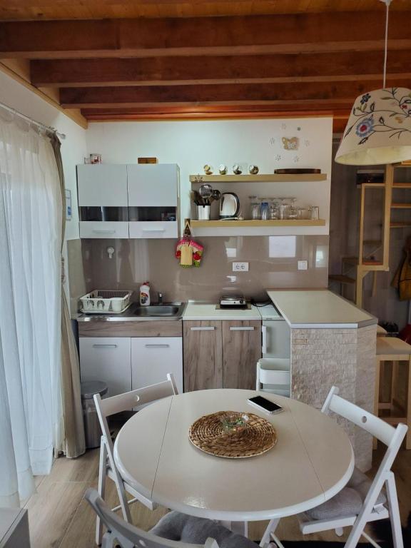 Una cocina o cocineta en Apartman Čaroban odmor Divčibare