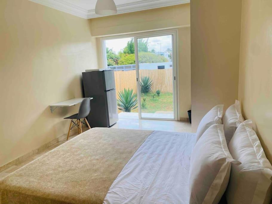 Un dormitorio con una cama grande y una ventana en Logement entier et indépendant A, en Rabat