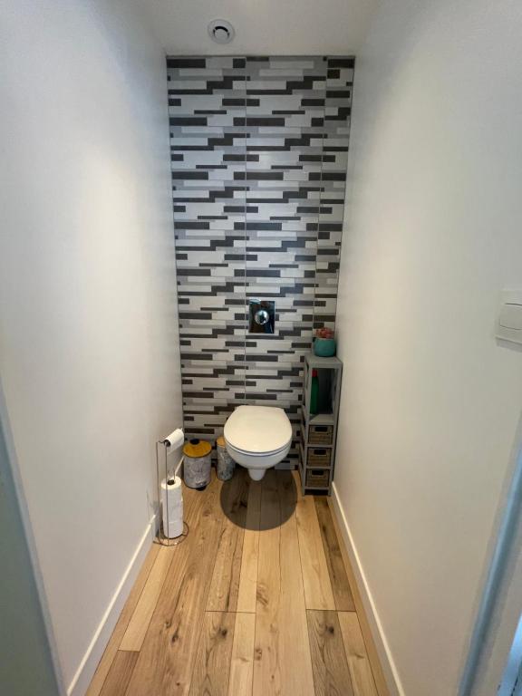 a small bathroom with a toilet in a hallway at Studio de la Poterie in Vermenton
