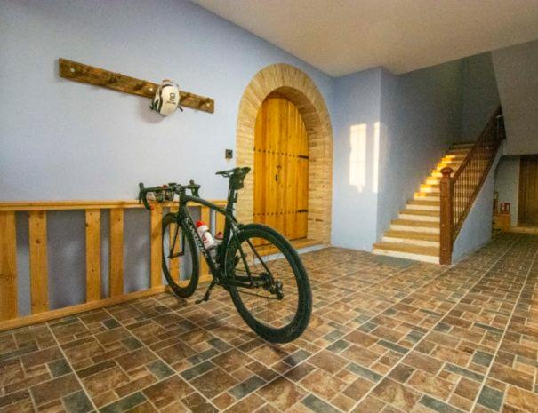 a bike parked in a room with a staircase at Apartamento Casa Borderías in Igriés