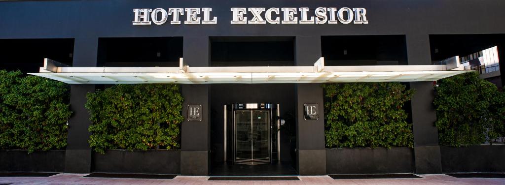 un edificio con una puerta giratoria frente a un edificio en Hotel Excelsior Bari, en Bari