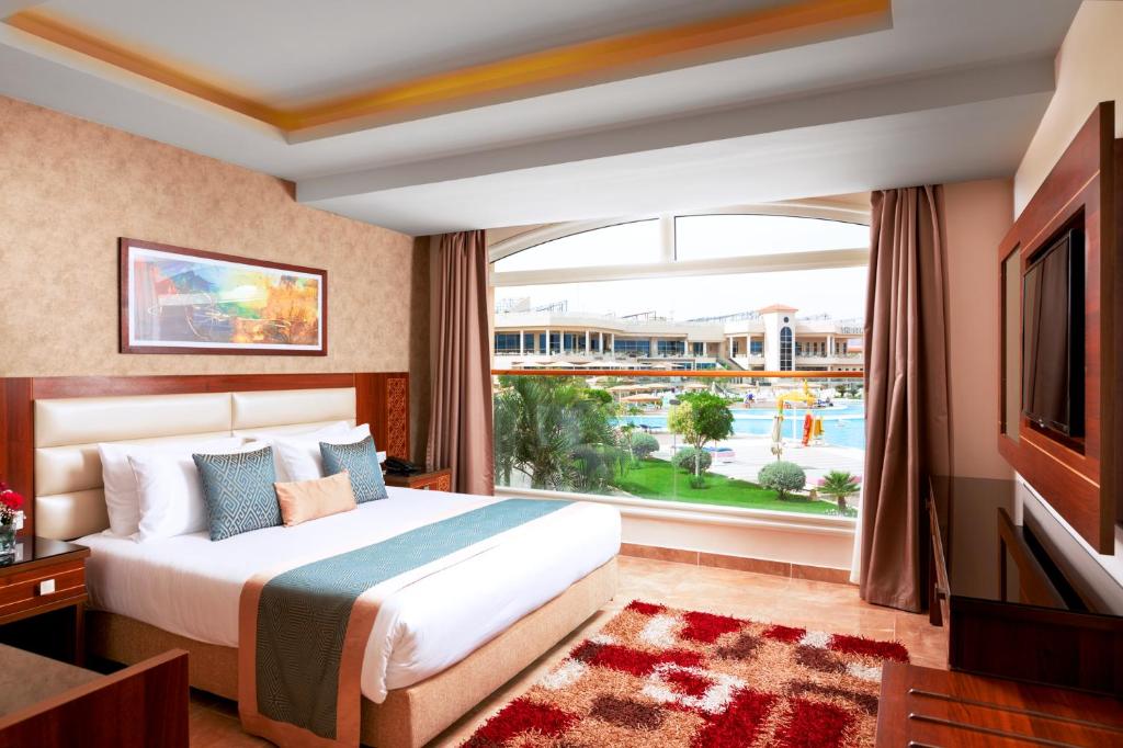 Кровать или кровати в номере Pickalbatros Royal Moderna Sharm "Aqua Park"