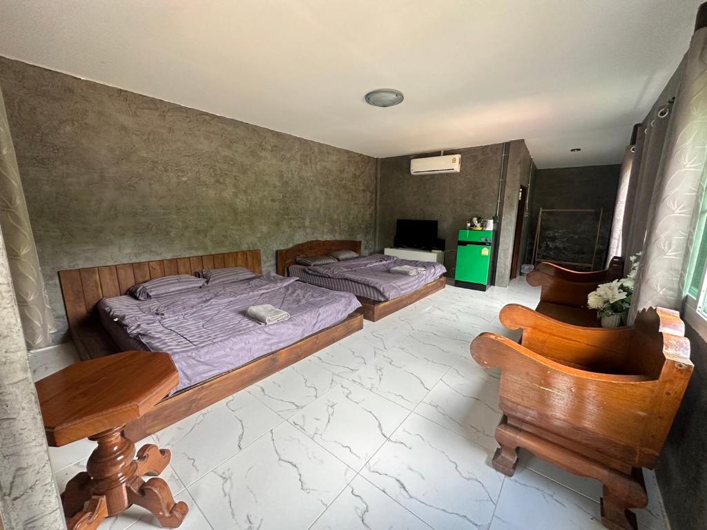 Postel nebo postele na pokoji v ubytování บ้านภทรพรรณ ขุนยวม แม่ฮ่องสอน PATARAPHAN HOUSE, Khunyuam, Maehongson, Thailand