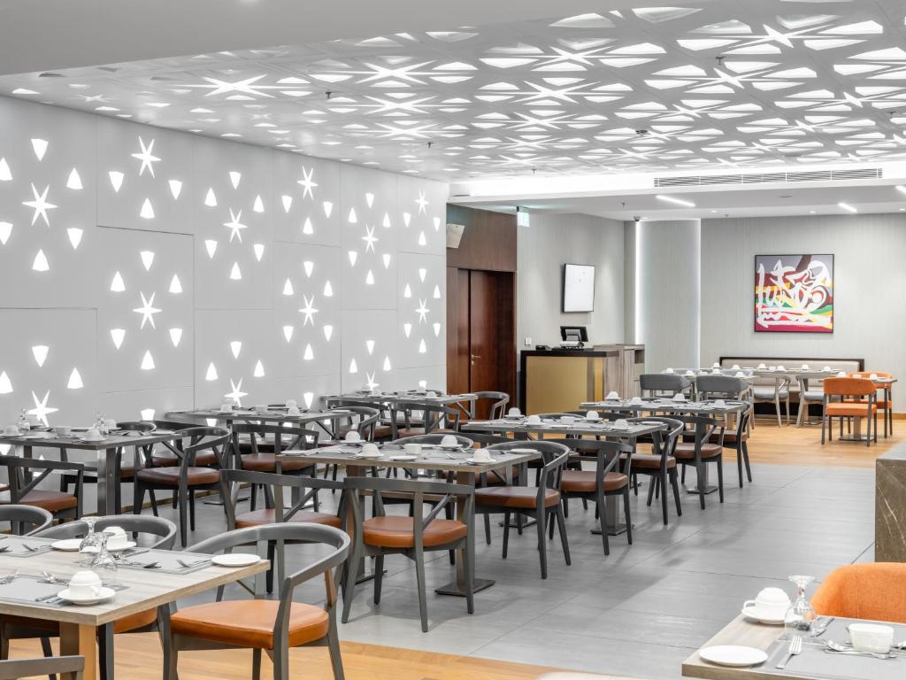 Restaurace v ubytování Wirgan Hotel Al Nour