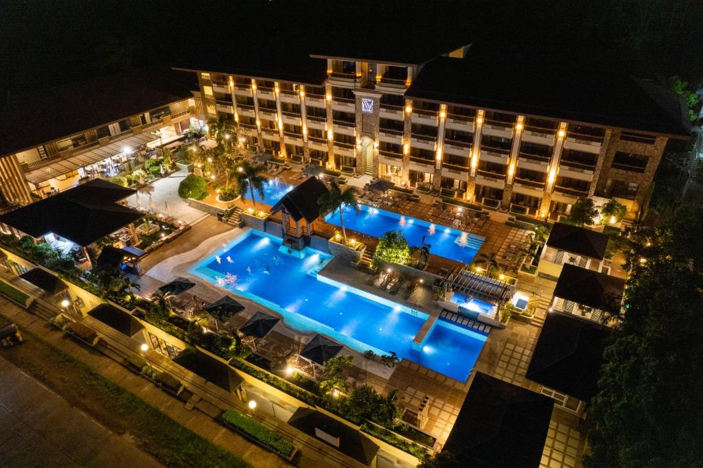Bazén v ubytování Coron Westown Resort nebo v jeho okolí