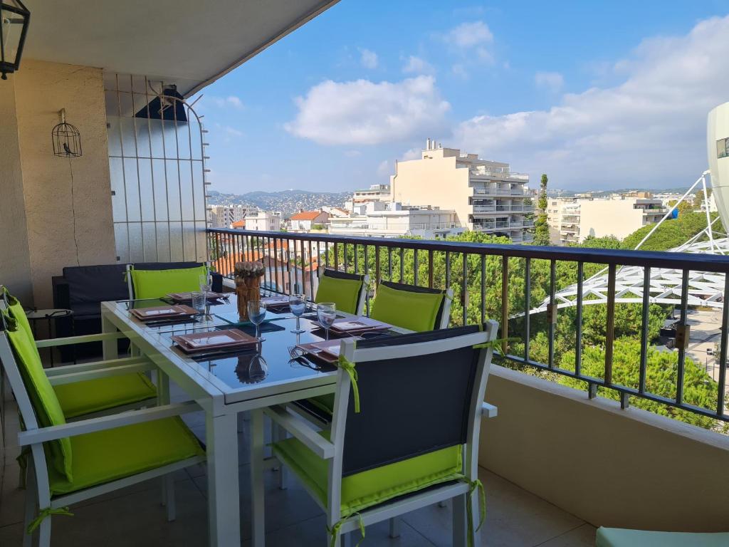 une table et des chaises sur un balcon avec vue dans l'établissement T3 LE PRESIDENT PROCHE PINEDE, à Antibes