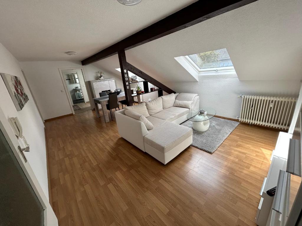 a living room with a white couch and a table at Stilvolle Wohnung im Stadtzentrum in Kaiserslautern