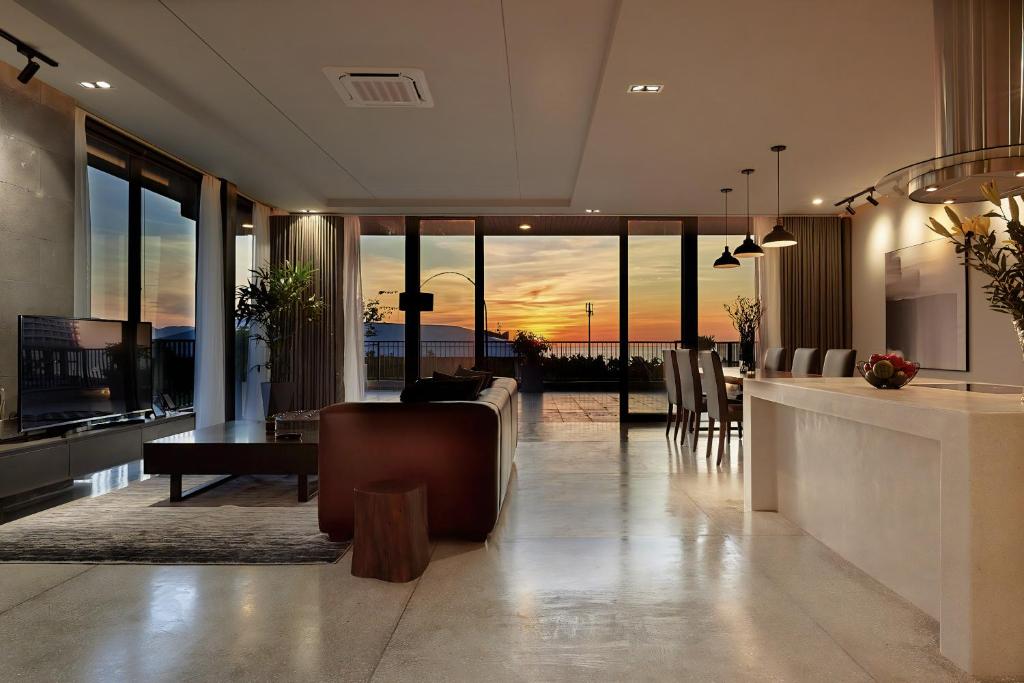 una sala de estar con un bar con puesta de sol en el fondo en The Sense Apartment - Modern, Near My An Beach, en Da Nang