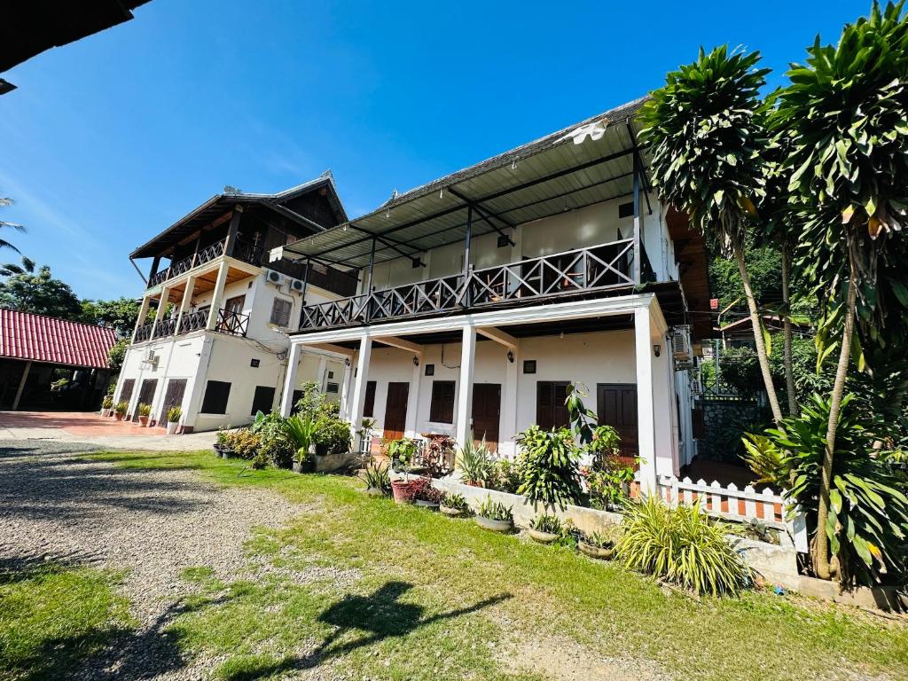 Vườn quanh Kingkham Riverside Hotel