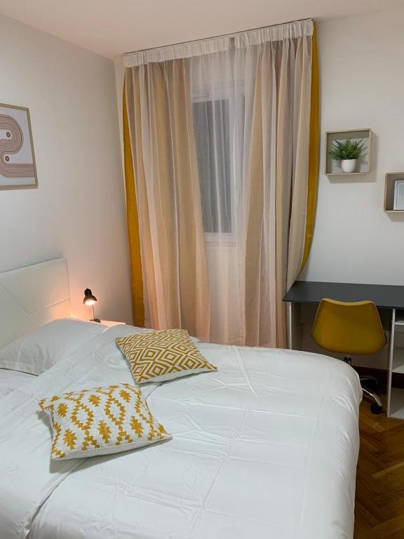Gallery image of Chambre Privée Face arrêt de Tram proche métro 5 Pablo Picasso, Chambres individuelles , La cuisine , le WC et la salle de bain sont en commun in Bobigny