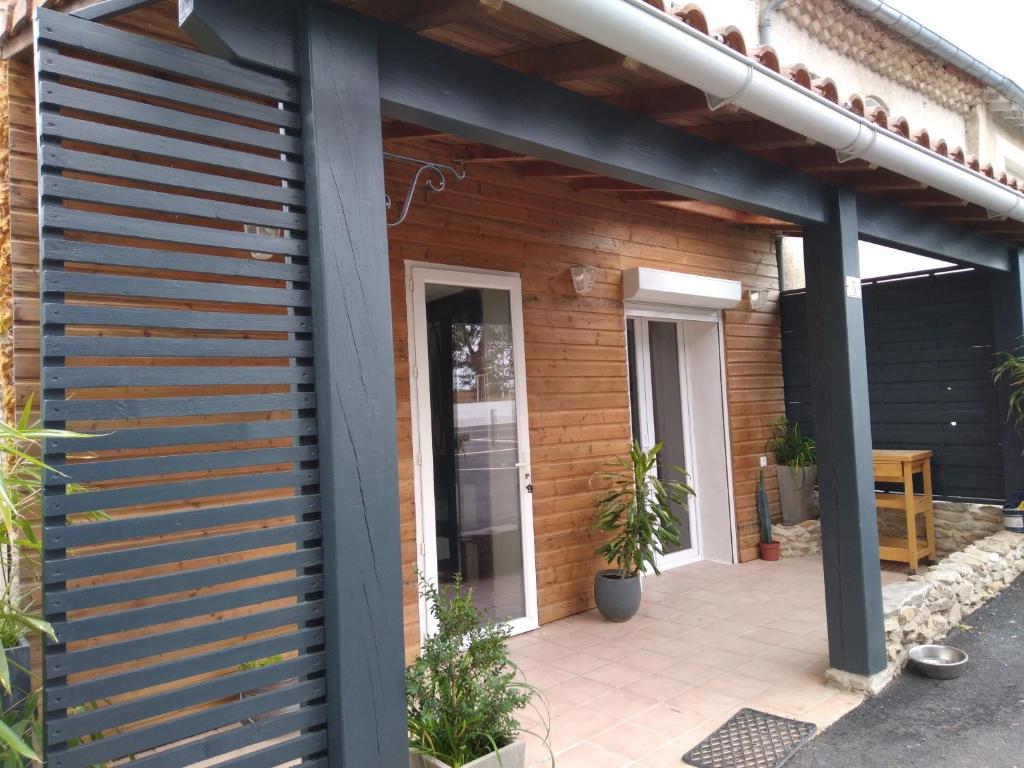 Το κτήριο όπου στεγάζεται  η παραθεριστική κατοικία