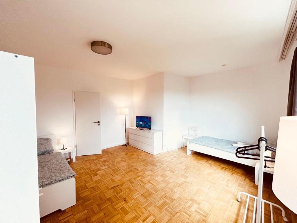 Habitación con cama y escritorio. en Cozy Apartment close to Hamburg, en Reinbek