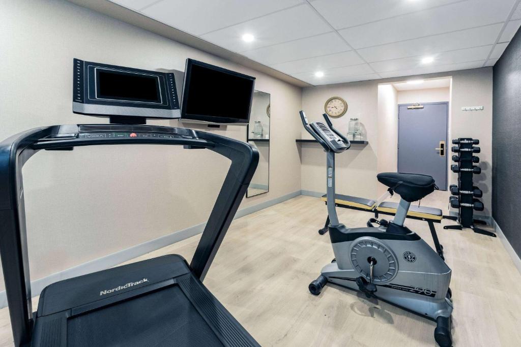 Fitness centrum a/nebo fitness zařízení v ubytování Super 8 by Wyndham Cornwall ON