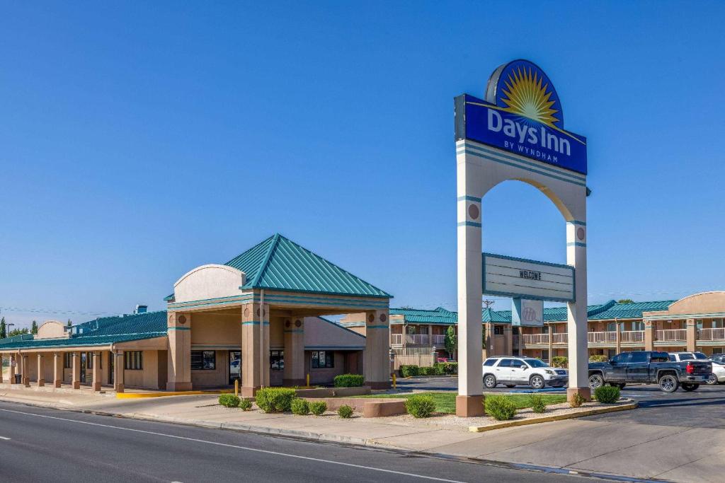 a davis inn Schild vor einem Gebäude in der Unterkunft Days Inn by Wyndham Roswell in Roswell