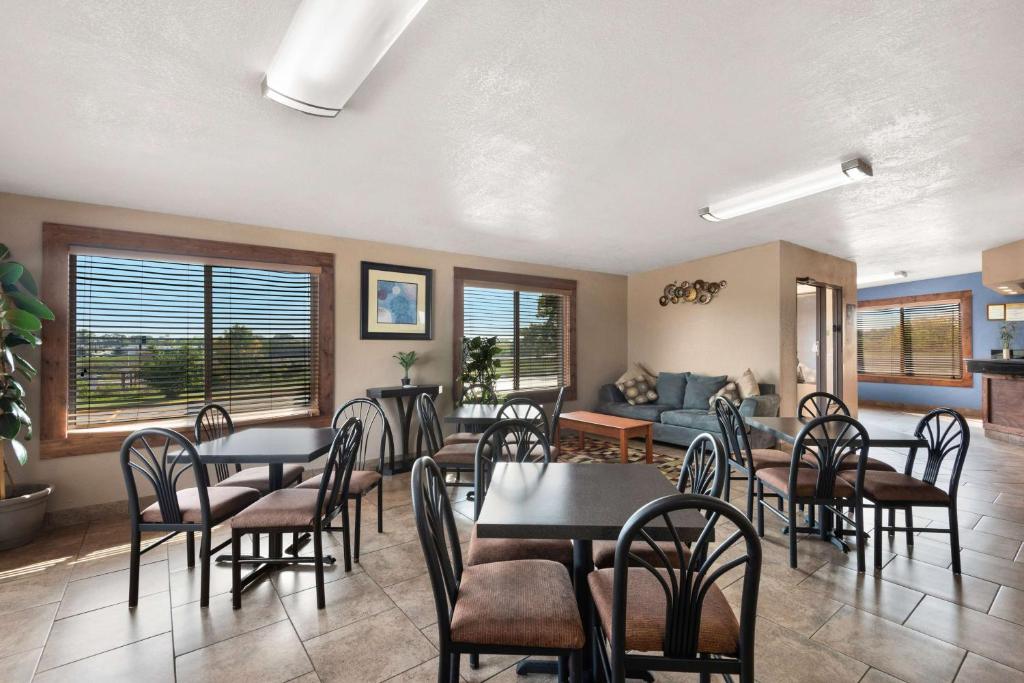 Posezení v ubytování Days Inn by Wyndham Newton