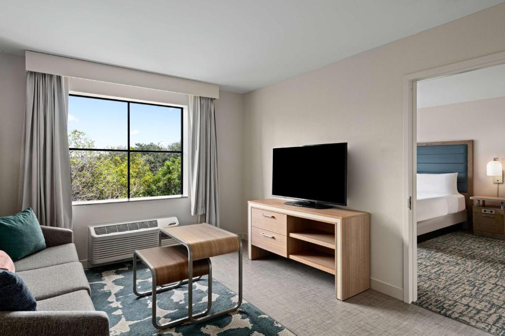 Homewood Suites by Hilton West Palm Beach - Two Bedroom Suite With One King And Two Queen Beds