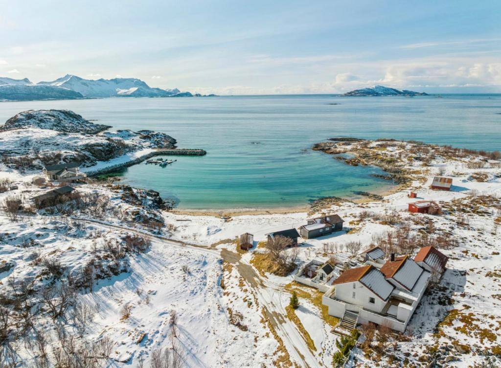 una vista aérea de una isla en el agua en Brensholmen Beach House, en Tromsø