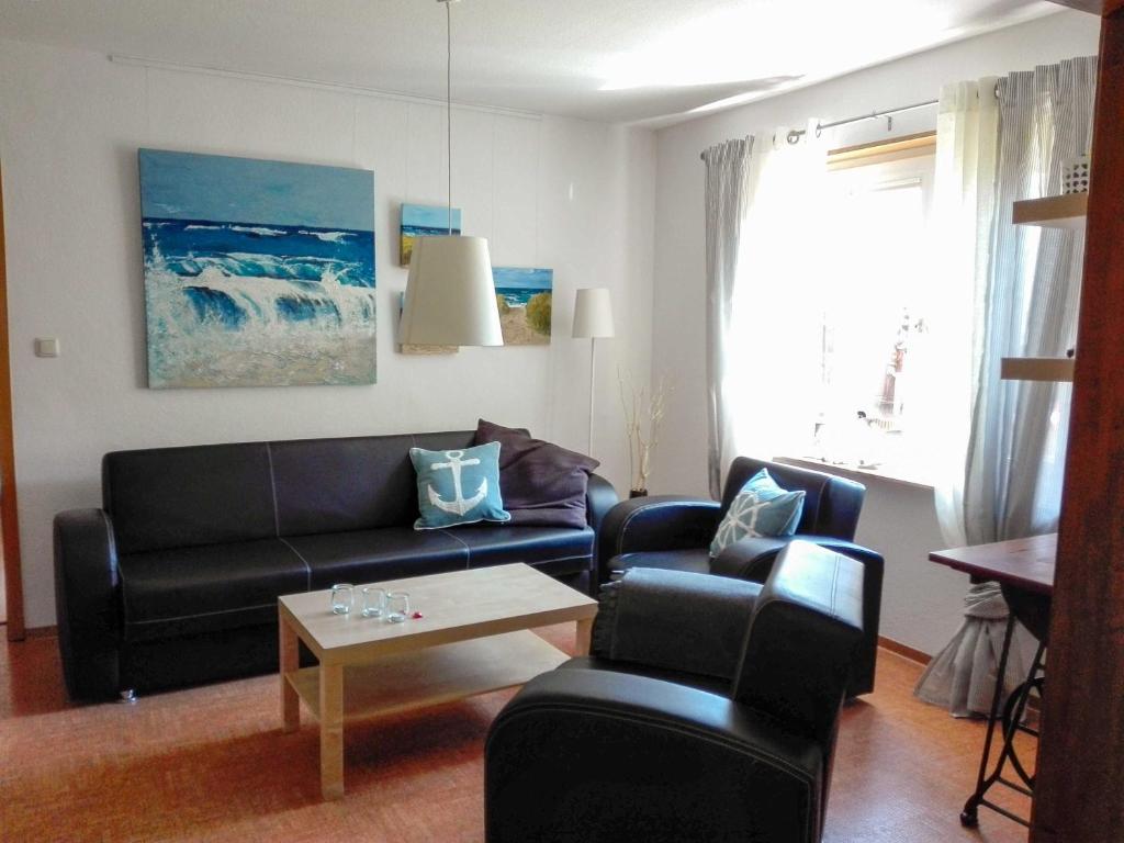ein Wohnzimmer mit einem Sofa und einem Couchtisch in der Unterkunft Ferienwohnung Paul in der Rostocker Heide in Blankenhagen