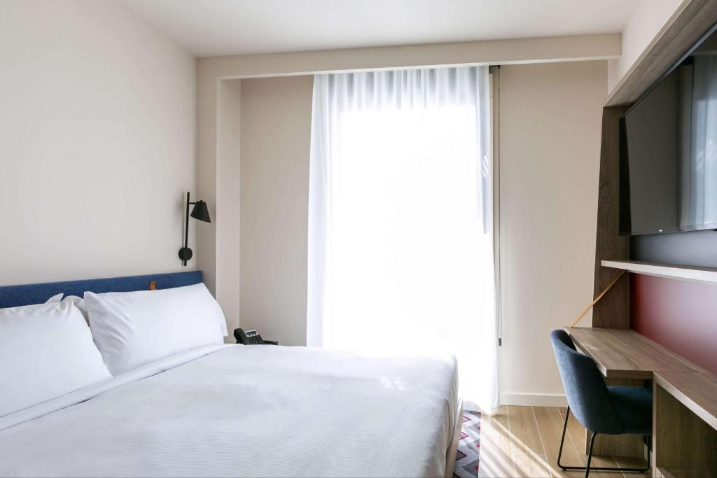 A bed or beds in a room at Hampton By Hilton Alcobendas Madrid