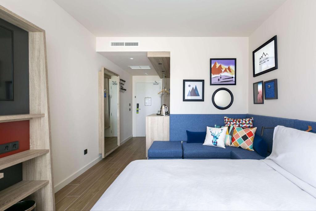 A bed or beds in a room at Hampton By Hilton Alcobendas Madrid
