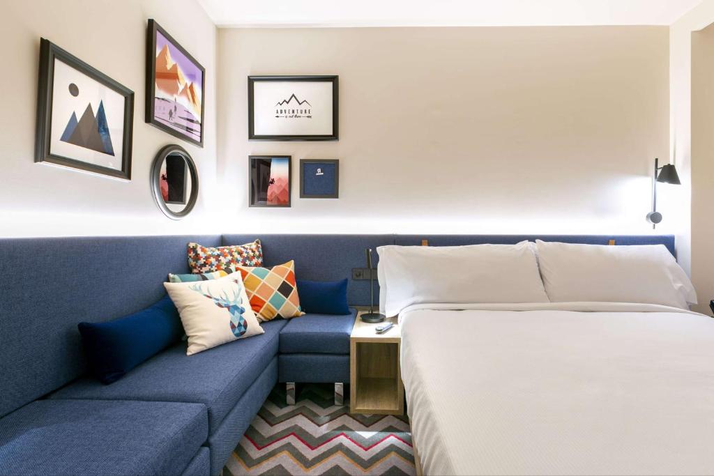A seating area at Hampton By Hilton Alcobendas Madrid