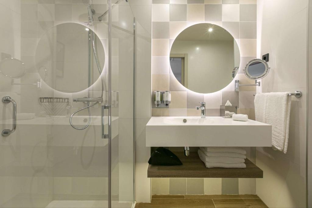 A bathroom at Hampton By Hilton Alcobendas Madrid