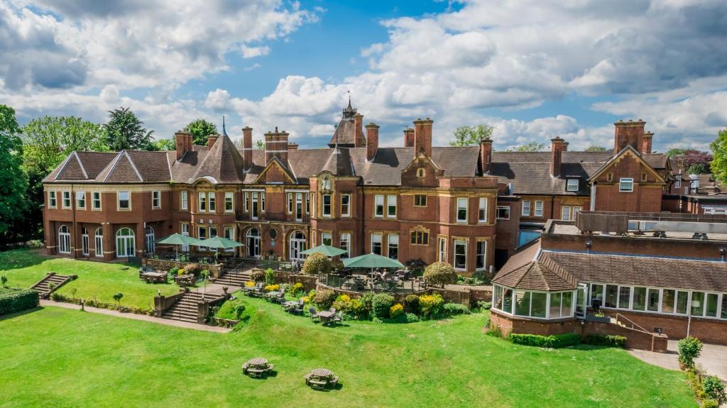 una vista aérea de un gran edificio con patio en Moor Hall Hotel, BW Premier Collection, en Sutton Coldfield